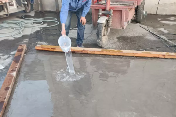 表面硬化后及时洒水，覆盖薄膜养护